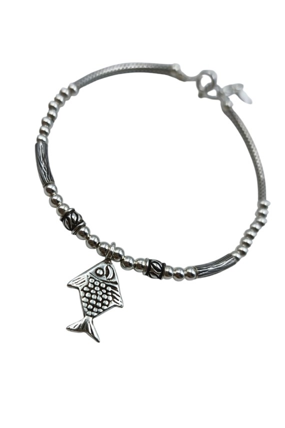 Pulsera boho plateada artesanal con charm de pez, cuentas metálicas y espirales decorativas