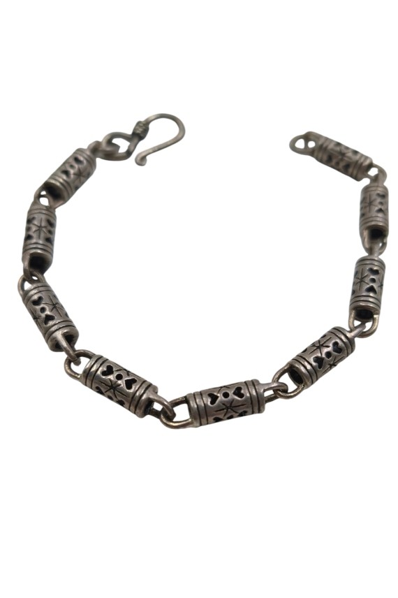 Pulsera artesanal de plata envejecida con eslabones cilíndricos grabados y corazones