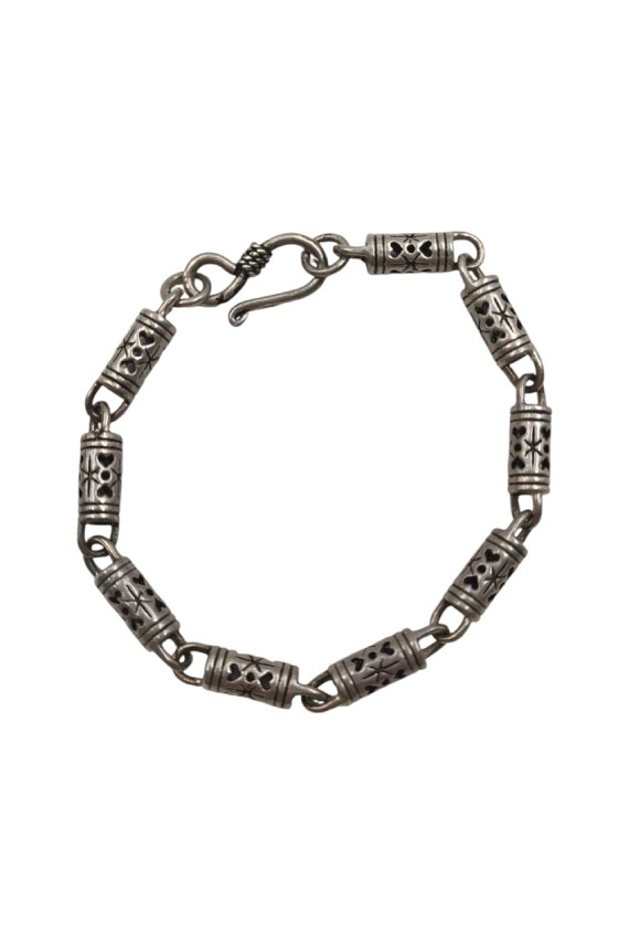 Pulsera artesanal de plata envejecida con eslabones cilíndricos grabados y corazones