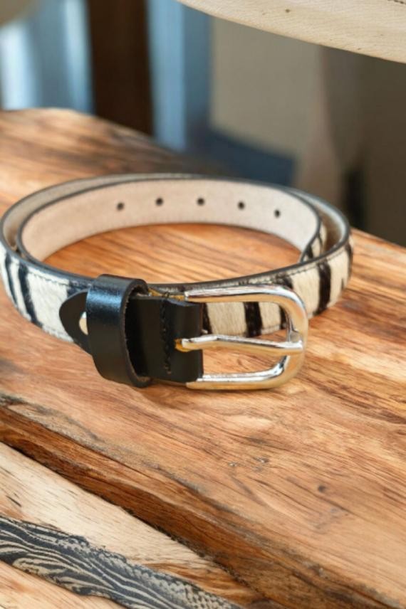 "Cinturón Soruka en piel sostenible con animal print de cebra, accesorio artesanal boho chic Samarkanda."
