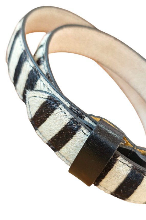 "Cinturón Soruka en piel sostenible con animal print de cebra, accesorio artesanal boho chic Samarkanda."
