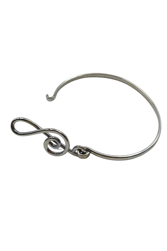 “Pulsera rígida de metal con motivo de clave de sol y acabado pulido, diseño artístico Samarkanda.”