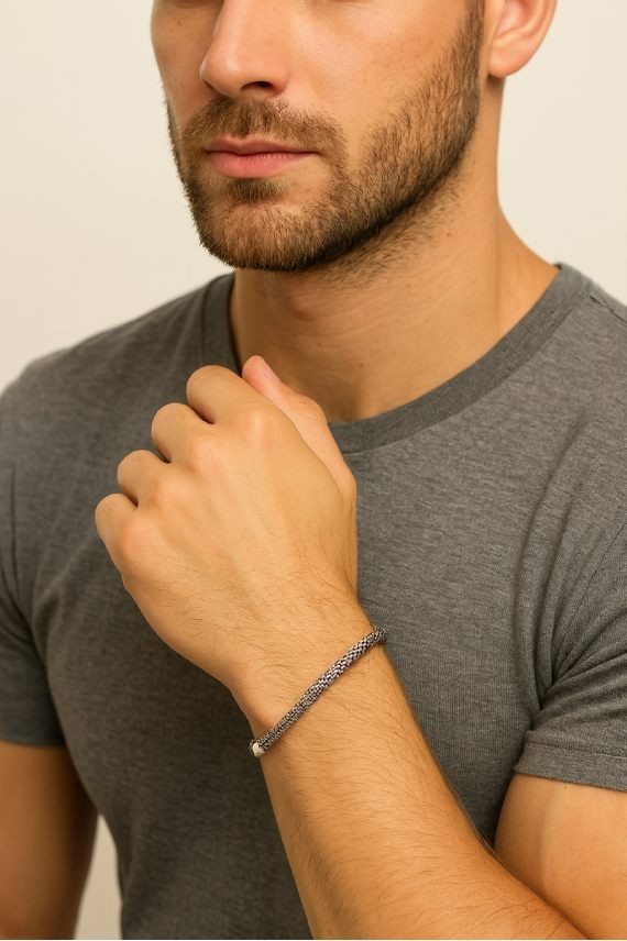 Pulsera moderna de plata con malla metálica trenzada y cierre mosquetón inspirada en Ioannis