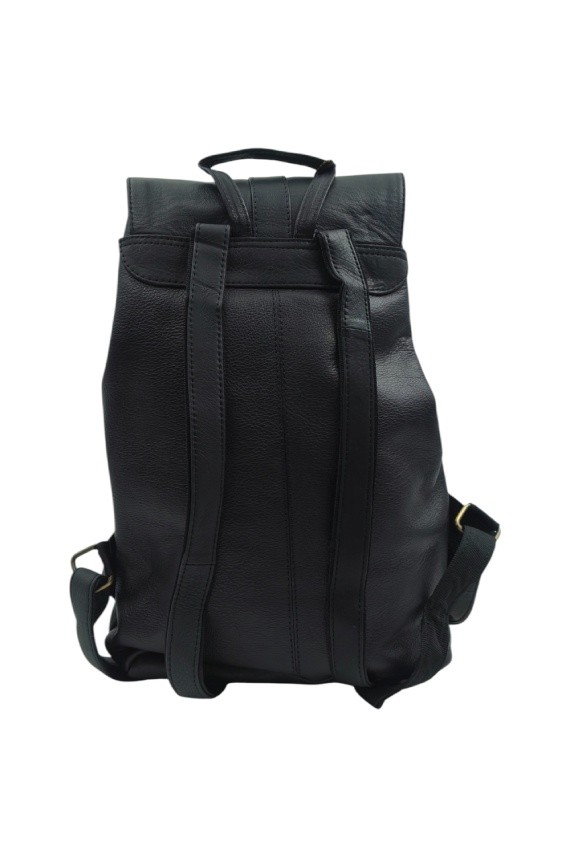 Mochila Soruka Aran Backpack en piel sostenible, con solapa imantada, bolsillo frontal y asas regulables.