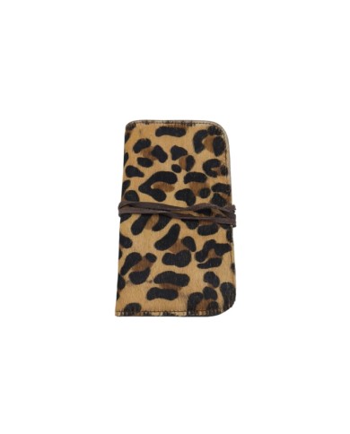 "Pitillera Soruka de piel reciclada con estampado leopardo y parte trasera en piel verde, hecha a mano."