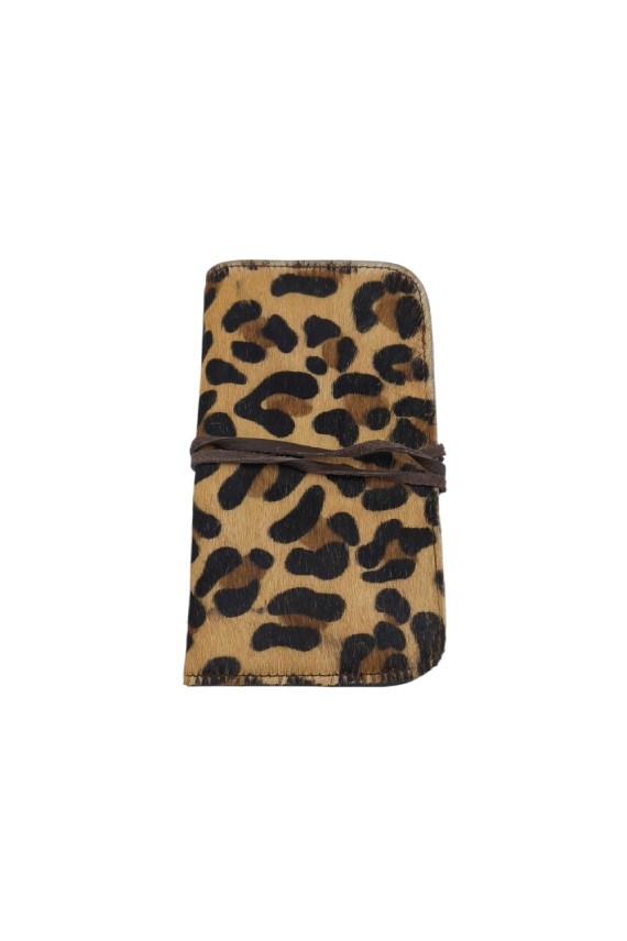 "Pitillera Soruka de piel reciclada con estampado leopardo y parte trasera en piel verde, hecha a mano."