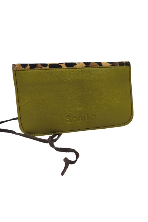 "Pitillera Soruka de piel reciclada con estampado leopardo y parte trasera en piel verde, hecha a mano."