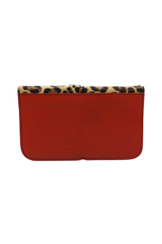 "Pitillera Soruka de piel reciclada con estampado guepardo y parte trasera en piel verde, hecha a mano."