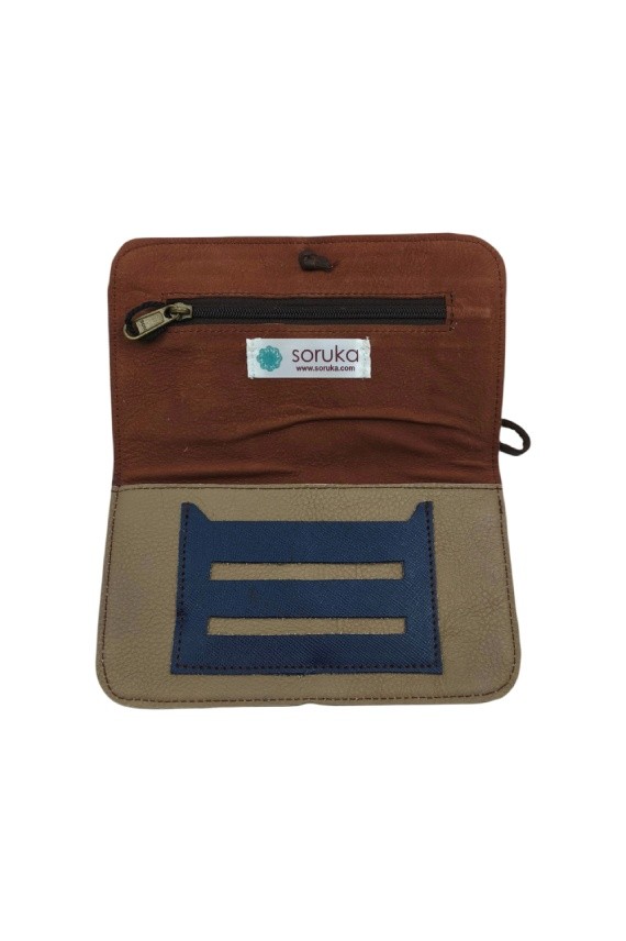 "Pitillera Soruka de piel reciclada con estampado guepardo y parte trasera en piel verde, hecha a mano."