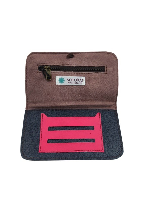 "Pitillera Soruka de piel reciclada con estampado de topos y parte trasera en piel verde, hecha a mano."