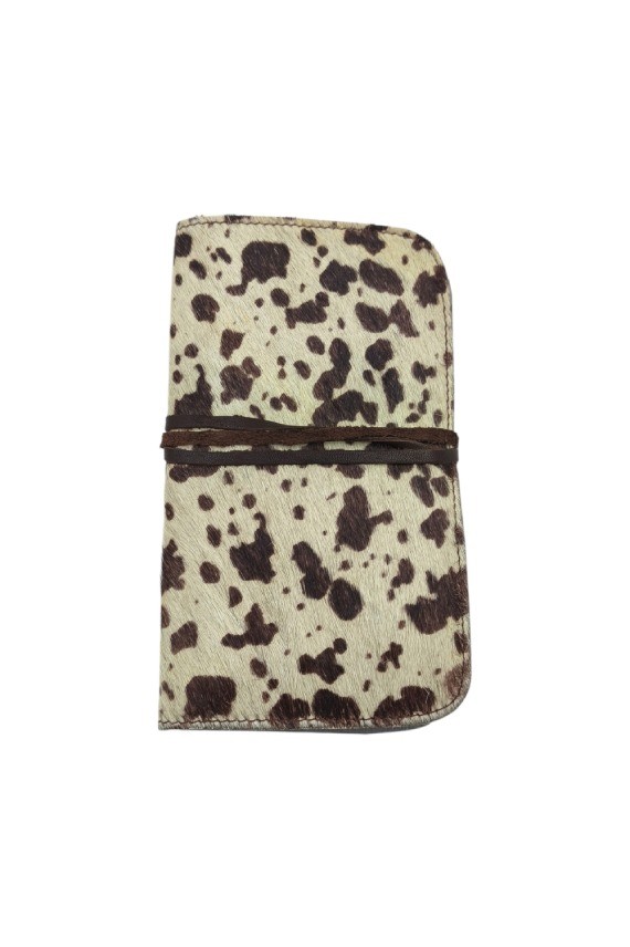 "Pitillera Soruka de piel reciclada con estampado vaca y parte trasera en piel marino, hecha a mano."