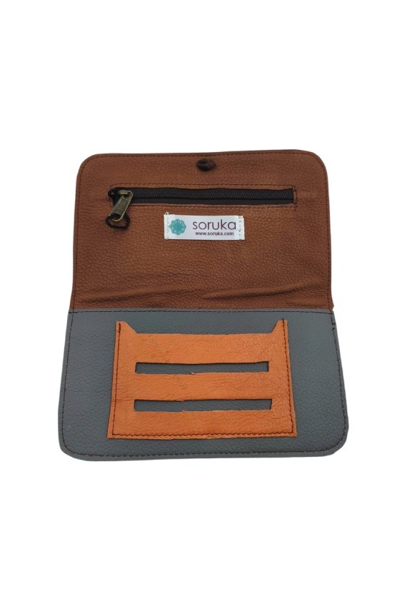 "Pitillera Soruka de piel reciclada con estampado vaca y parte trasera en piel marino, hecha a mano."