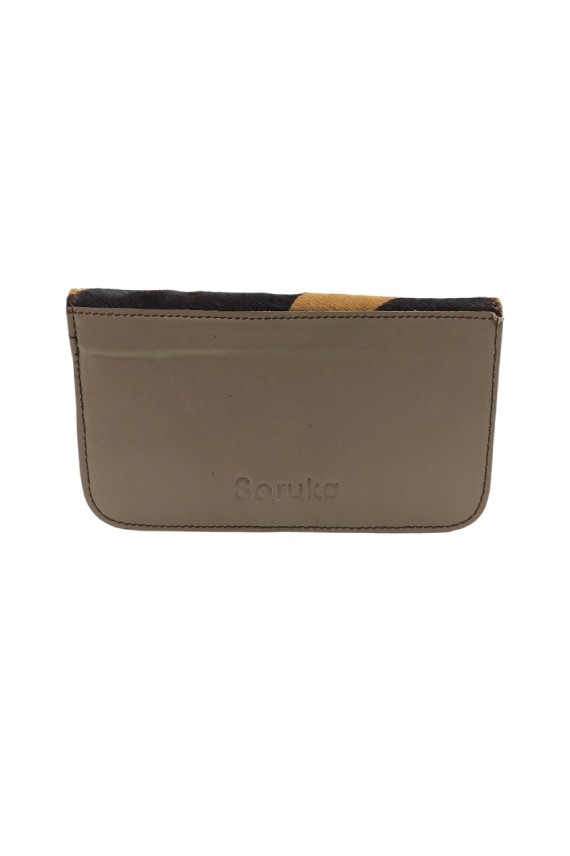 "Pitillera Soruka de piel reciclada con estampado cebra y parte trasera en piel, hecha a mano."