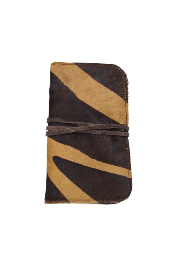 "Pitillera Soruka de piel reciclada con estampado cebra y parte trasera en piel, hecha a mano."