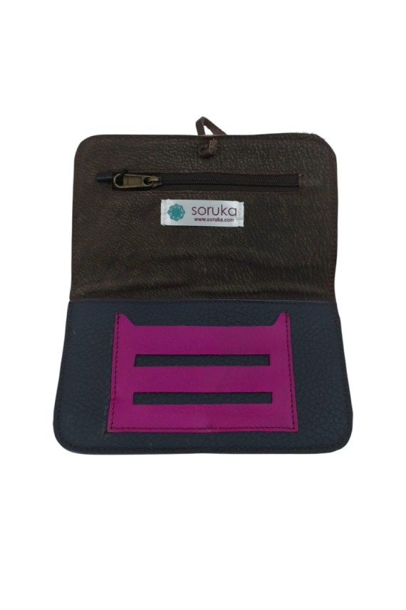 "Pitillera Soruka de piel reciclada con estampado cebra y parte trasera en piel, hecha a mano."