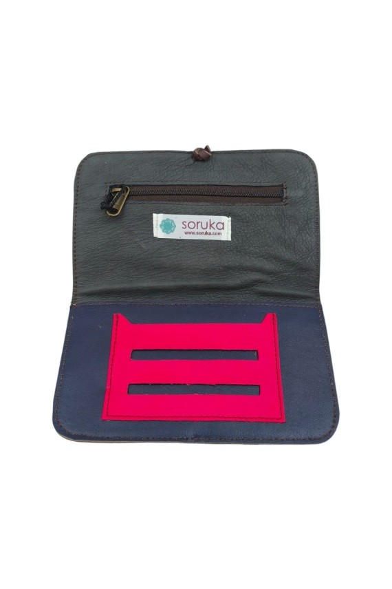 "Pitillera Soruka de piel reciclada con estampado cebra y parte trasera en piel, hecha a mano."