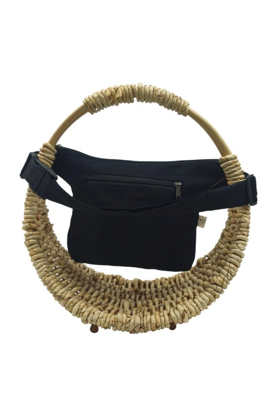 Riñonera de tela con estampado de cuadros y doble cremallera, diseño moderno y práctico.