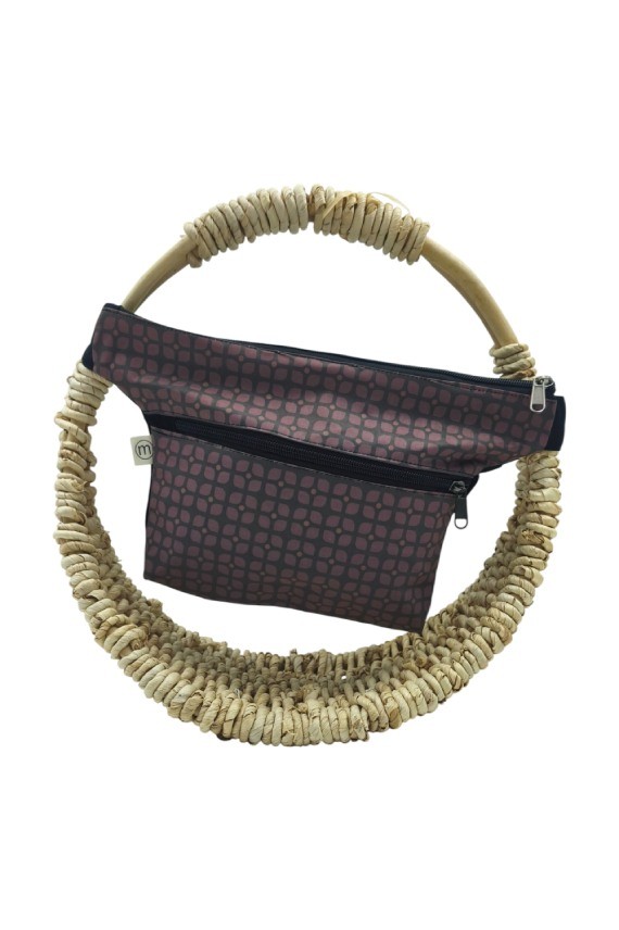 Riñonera de tela con estampado de cuadros y doble cremallera, diseño moderno y práctico.