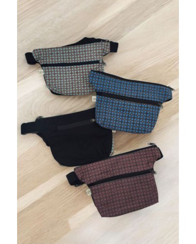 Riñonera de tela con estampado de cuadros y doble cremallera, diseño moderno y práctico.