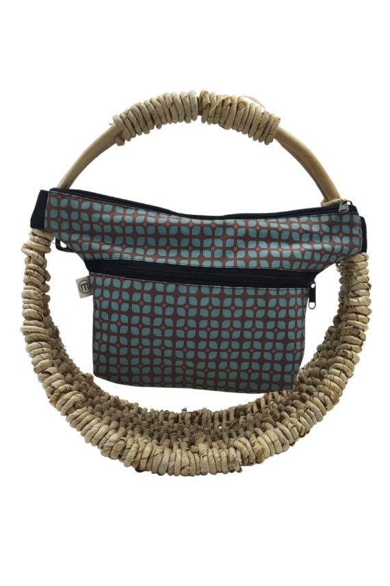 Riñonera de tela con estampado de cuadros y doble cremallera, diseño moderno y práctico.