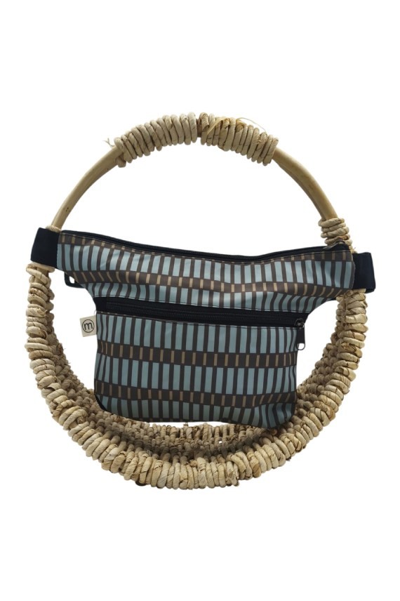 Riñonera de tela con estampado geométrico y doble cremallera, diseño moderno y práctico.