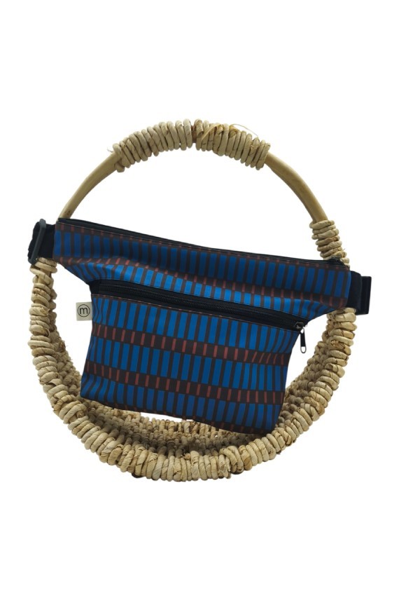 Riñonera de tela con estampado geométrico y doble cremallera, diseño moderno y práctico.