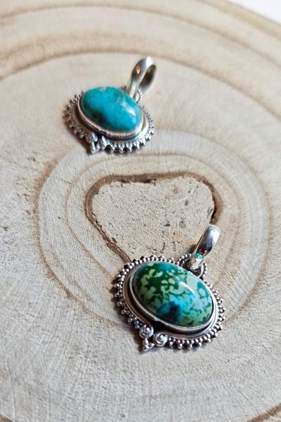 "Colgante de plata de ley con turquesa natural en cabujón, diseño artesanal boho Samarkanda."