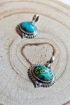 "Colgante de plata de ley con turquesa natural en cabujón, diseño artesanal boho Samarkanda."