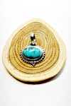 "Colgante de plata de ley con turquesa natural en cabujón, diseño artesanal boho Samarkanda."