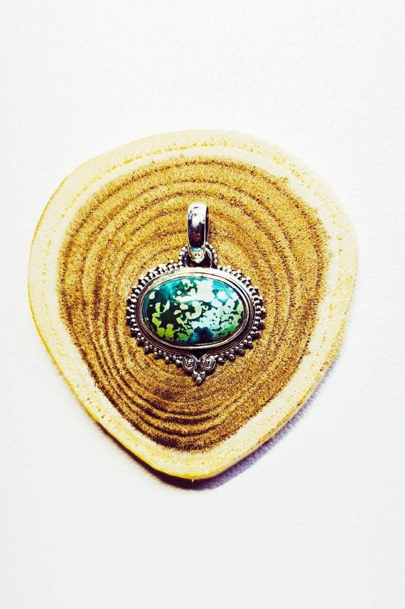 "Colgante de plata de ley con turquesa natural en cabujón, diseño artesanal boho Samarkanda."