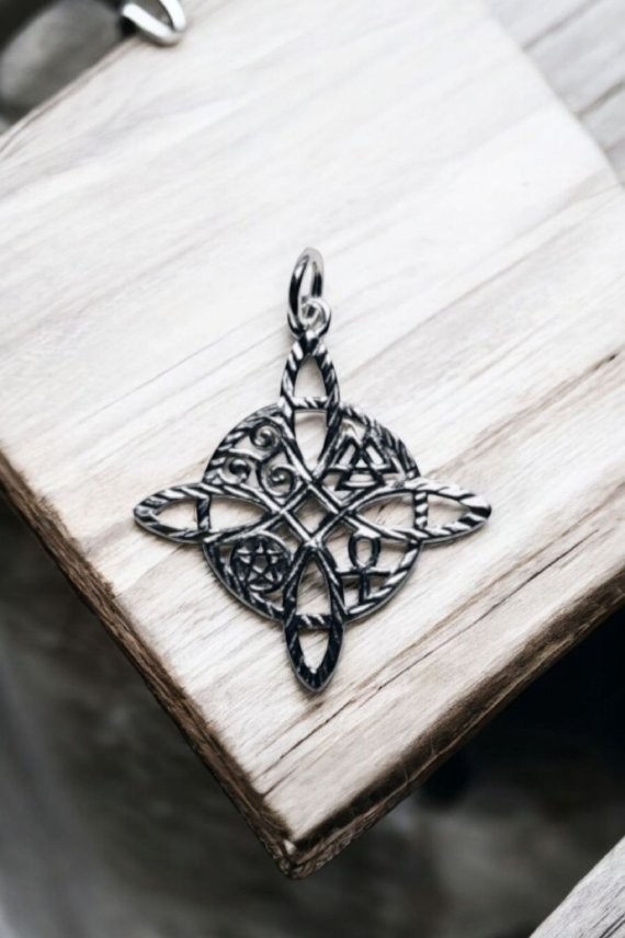 "Colgante de plata de ley con nudo de brujas y símbolos Trisquel, Valknut, Pentáculo y Ankh tallados a mano."