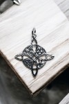 "Colgante de plata de ley con nudo de brujas y símbolos Trisquel, Valknut, Pentáculo y Ankh tallados a mano."