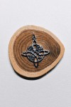 "Colgante de plata de ley con nudo de brujas y símbolos Trisquel, Valknut, Pentáculo y Ankh tallados a mano."