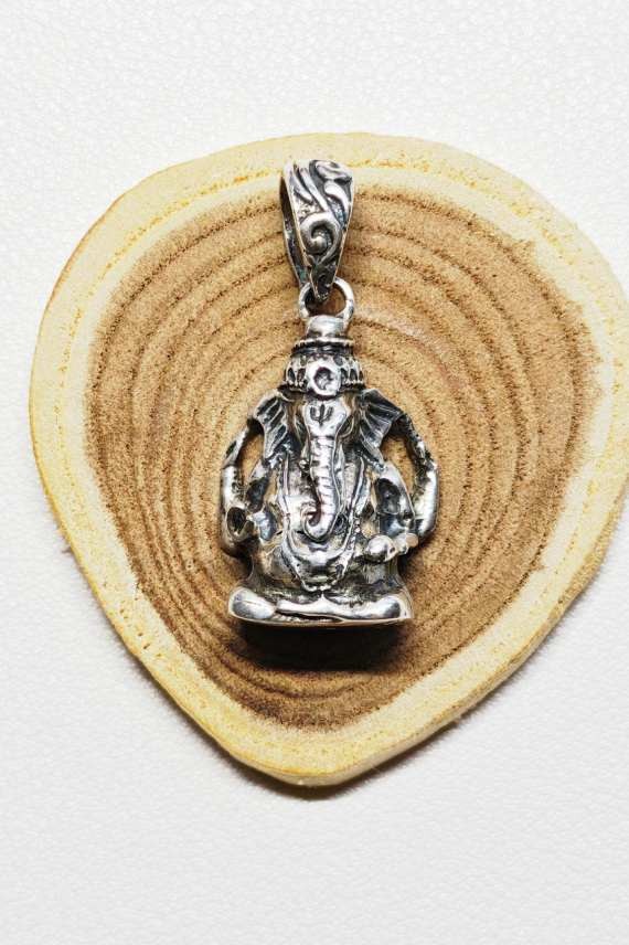 "Colgante Ganesha de plata de ley 925 artesanal de 2.5 x 1.8 cm, joya espiritual Samarkanda."