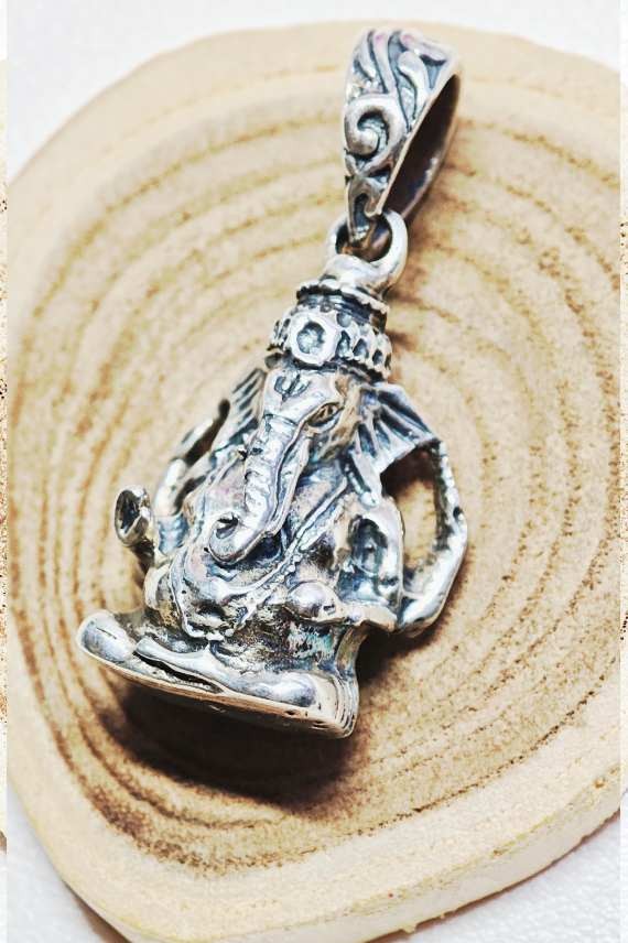 "Colgante Ganesha de plata de ley 925 artesanal de 2.5 x 1.8 cm, joya espiritual Samarkanda."