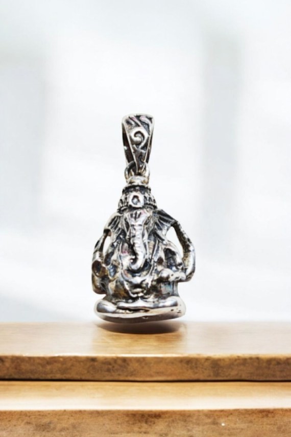 "Colgante Ganesha de plata de ley 925 artesanal de 2.5 x 1.8 cm, joya espiritual Samarkanda."