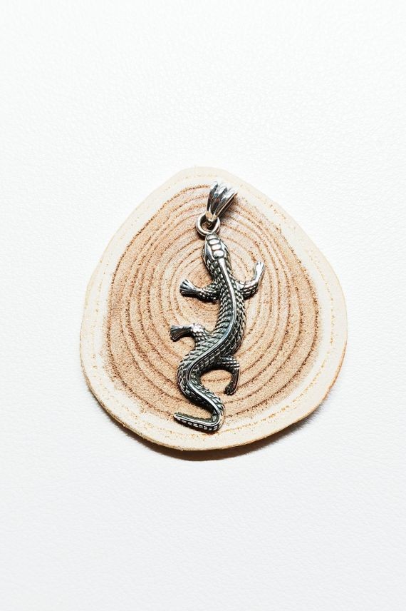 "Colgante lagartija en plata de ley 925 tallada a mano y envejecida de 3.8 x 1.5 cm."