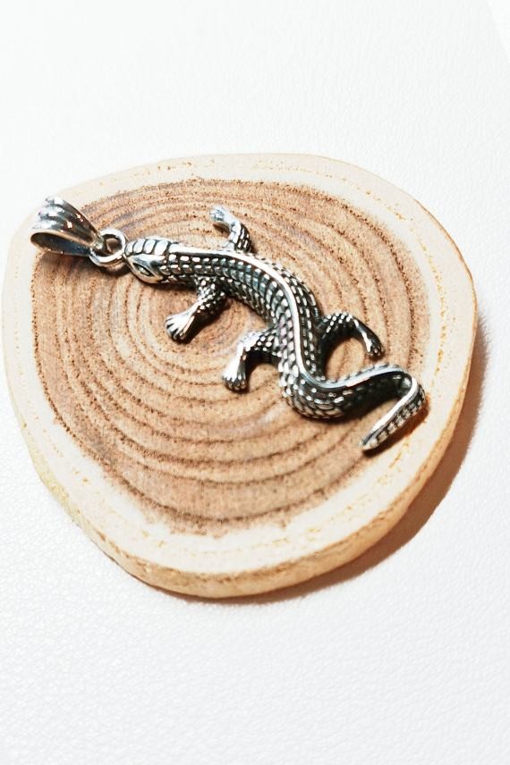 "Colgante lagartija en plata de ley 925 tallada a mano y envejecida de 3.8 x 1.5 cm."