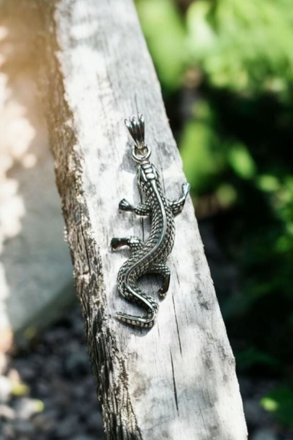 "Colgante lagartija en plata de ley 925 tallada a mano y envejecida de 3.8 x 1.5 cm."