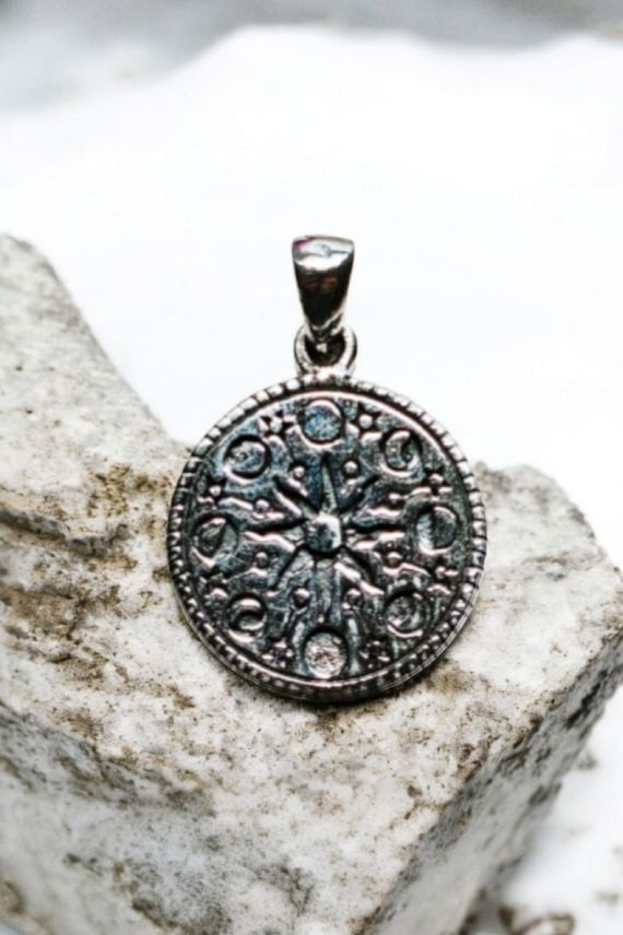 "Colgante de plata de ley 925 con fases lunares y sol central, diseño artesanal de 2 cm."