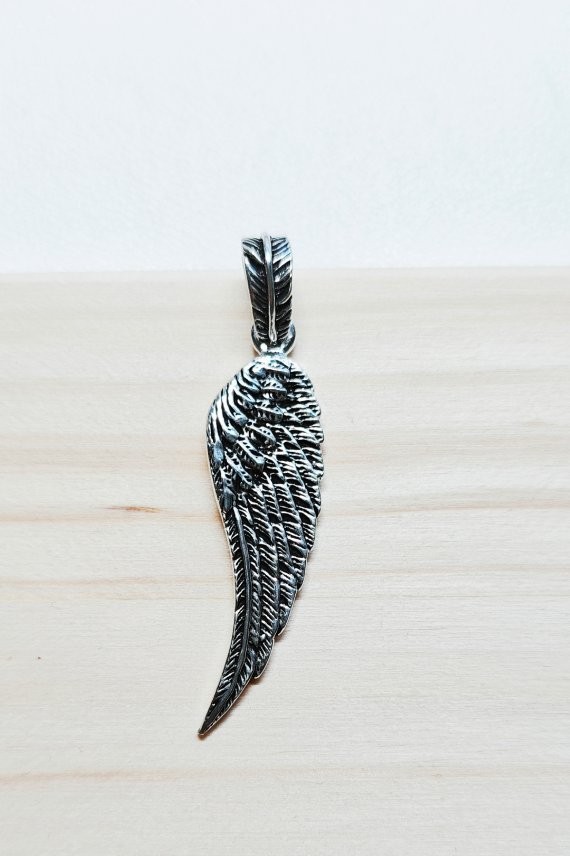 "Colgante de plata de ley con ala tallada y envejecida, joya artesanal Samarkanda."