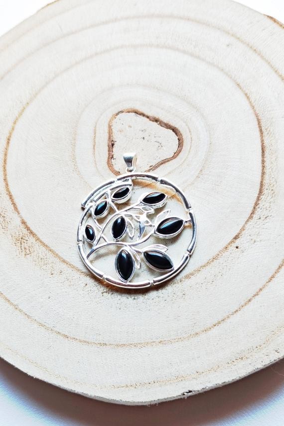 "Colgante de plata de ley con rama de bambú y hojas de ónix negro, elaboración artesanal Samarkanda."