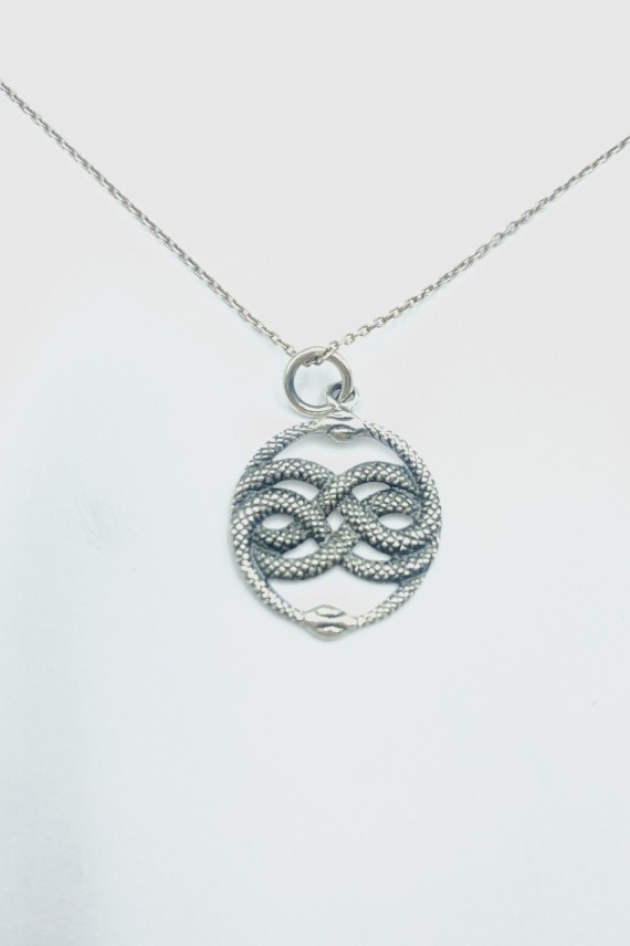 Colgante de plata con serpientes entrelazadas (símbolo Auryn).
