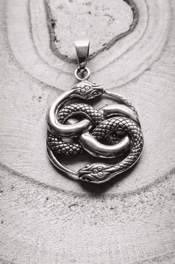 Colgante de plata con serpientes entrelazadas (símbolo Auryn).