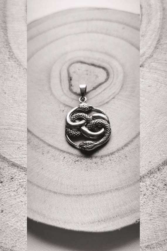 Colgante de plata con serpientes entrelazadas (símbolo Auryn).