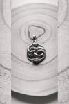 Colgante de plata con serpientes entrelazadas (símbolo Auryn).