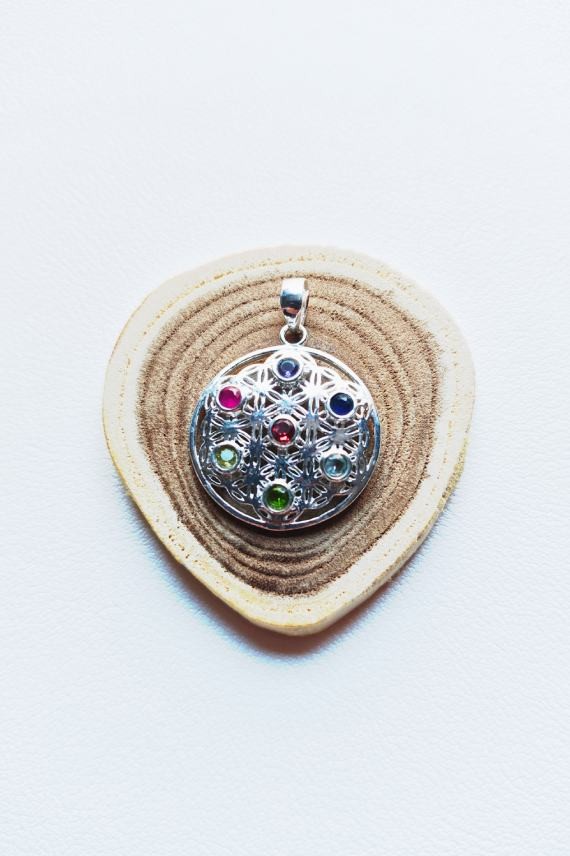 "Colgante de plata de ley con Flor de la Vida y 7 gemas de chakras, joya artesanal Samarkanda."