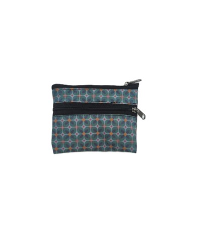 Monederos de tela con estampados geométricos en varios colores, cada uno con diseño compacto y doble cremallera.