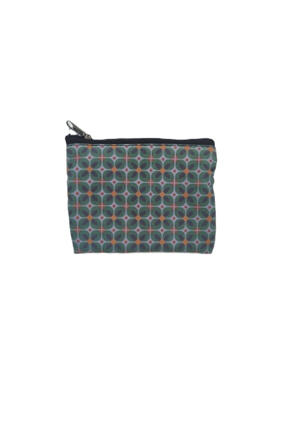 Monederos de tela con estampados geométricos en varios colores, cada uno con diseño compacto y doble cremallera.