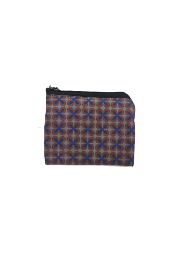 Monederos de tela con estampados geométricos en varios colores, cada uno con diseño compacto y doble cremallera.